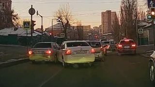 Массовое ДТП в центре Саратова блокировало движение по двум улицам