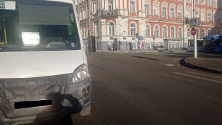 В центре Саратова маршрутка сбила женщину на переходе