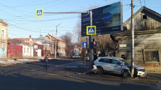 "Тигуан" в столбе: в центре Саратова пострадала пассажирка иномарки