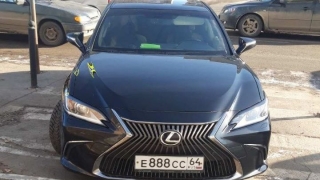 Очевидец: автохам регулярно паркует "Лексус" на пешеходном переходе
