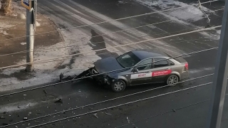 "Сила притяжения": еще одна иномарка врезалась в столб на Московской