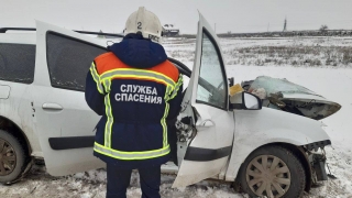 На саратовской трассе в столкновении с грузовиком погибли четыре человека