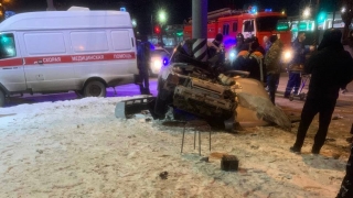 В Энгельсе "12-я" врезалась в столб. Водителя доставали спасатели