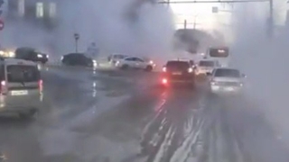 Оживленный перекресток в центре Саратова с утра заливает кипятком
