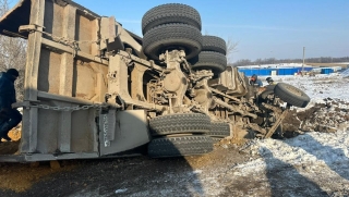 Под Татищевом опрокинулся грузовик. Водитель в больнице