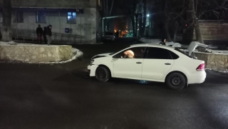 На Огородной "Фольксваген" наехал на бордюр. Пострадала женщина
