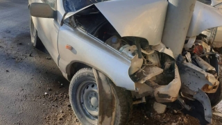 На Гвардейской внедорожник врезался в столб. Водитель в больнице