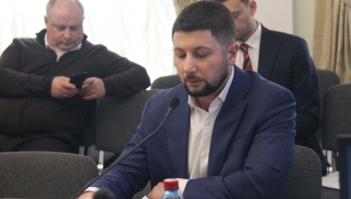 Чиновник о мешающих проезду машинах с рекламой: "Бороться с такими сложно"