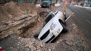 "Приора" провалилась в коммунальную яму рядом с саратовским министерством