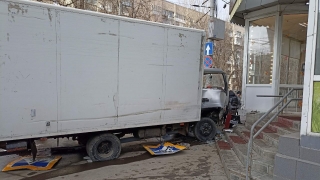В центре Саратова грузовик снес дорожные знаки и врезался в "Хлебницу"