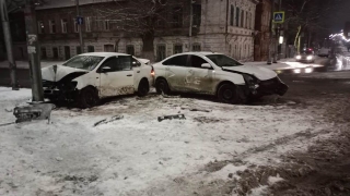 В центре Саратова не разъехались два молодых водителя