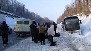 На саратовской трассе не разъехались рейсовый автобус и два грузовика