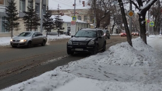 В центре Саратова автохам поставил "Мерседес" на полосе для общественного транспорта