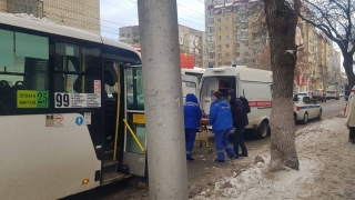 В центре Саратова маршрутка сбила 70-летнюю женщину
