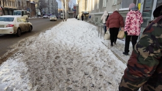 "Снега по колено". Саратовцы жалуются на нечищеный тротуар в центре города