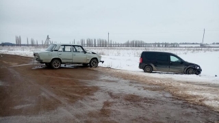 75-летний водитель "Ларгуса" не уберег свою пассажирку