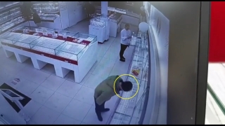 Грабитель "примерил" в магазине цепочку за 200 тысяч и скрылся с ней. Видео