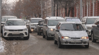 В Саратове короткий рабочий день омрачен дорожными заторами