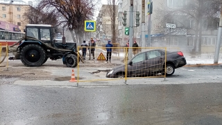 В центре Саратова иномарка провалилась в коммунальную яму