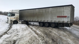 Саратовские полицейские помогли съехавшей с трассы московской фуре