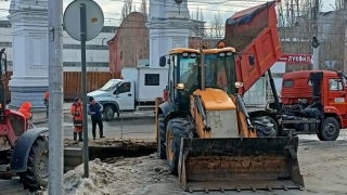 Из-за коммунальной аварии на Радищева без воды остался центр Саратова