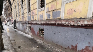 В Саратове на головы прохожих осыпается выставленное на торги культурное наследие