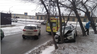 В Саратове пожилой водитель "Весты" не смог проехать перекресток