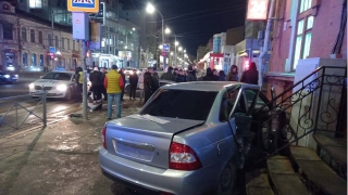 ДТП в центре Саратова: пятеро пострадавших, сбиты люди на тротуаре