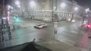 На полной скорости. Обнародовано видео столкновения "Приор" в центре Саратова