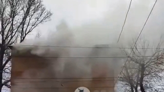 В Летном городке пожарные тушат расселенную трехэтажку