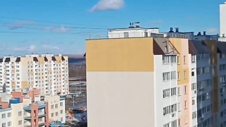 В Солнечном-2 у многоэтажки ветром сорвало крышу. Она упала на территорию детсада