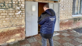 В Кировском районе нашли труп квартиросъемщика с телесными повреждениями