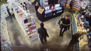 Накануне 8 Марта житель Энгельса крал парфюм в Саратове. Видео