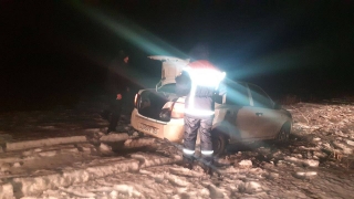 В поле под Аркадаком на автомобиле застрял человек. Ему помогли спасатели
