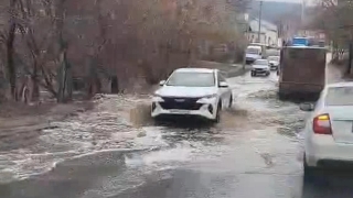 Очевидцы: в Ленинском районе машины плывут по затопленной дороге