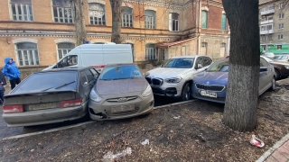 В Саратове женщина на "БМВ" протаранила четыре припаркованных авто