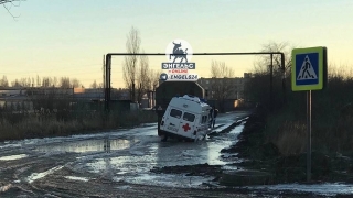 В Энгельсе помощь понадобилась застрявшей в грязи "скорой"
