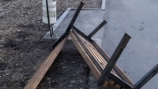 В Балашове неизвестные вандалы поломали скамейки