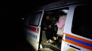 Под Энгельсом авто с детьми застряло в грязи. Спасатели эвакуировали шесть человек