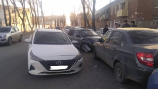 В массовом ДТП на Аткарской пострадала водитель "Соляриса"