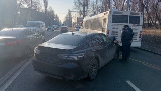 На Шехурдина столкнулись автобус и "Тойота Камри". Есть пострадавшие
