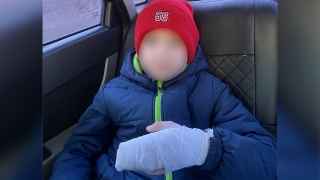 Сломанный палец. Мать школьника рассказала об издевательствах в туалете