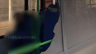 В окно саратовского автобуса № 90 бросили камень. Пострадала пассажирка