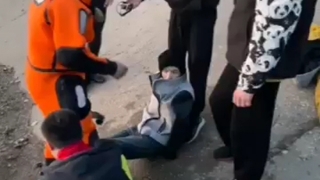 "Держался за льдину". В Балакове медики горбольницы помогли спасти тонущего