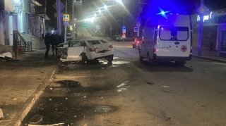 На Московской "Веста" влетела в столб. Водитель погиб, три человека в больнице