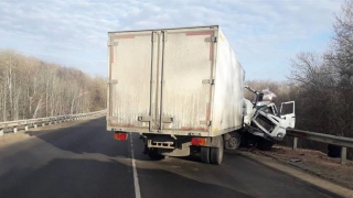 Водители двух грузовиков не поделили трассу и оказались в больнице