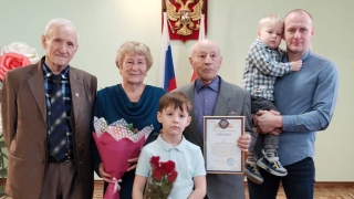 "Бочка пива за невесту". Саратовцы отметили 65-летие совместной жизни