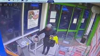В энгельсской "Пятерочке" воровка расплатилась деньгами из чужого кошелька