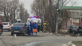 В центре Энгельса столкнулись "Приора" и "Логан". Есть пострадавшие