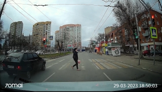 В Энгельсе "девятка" проехала на красный свет и чуть не сбила пешехода